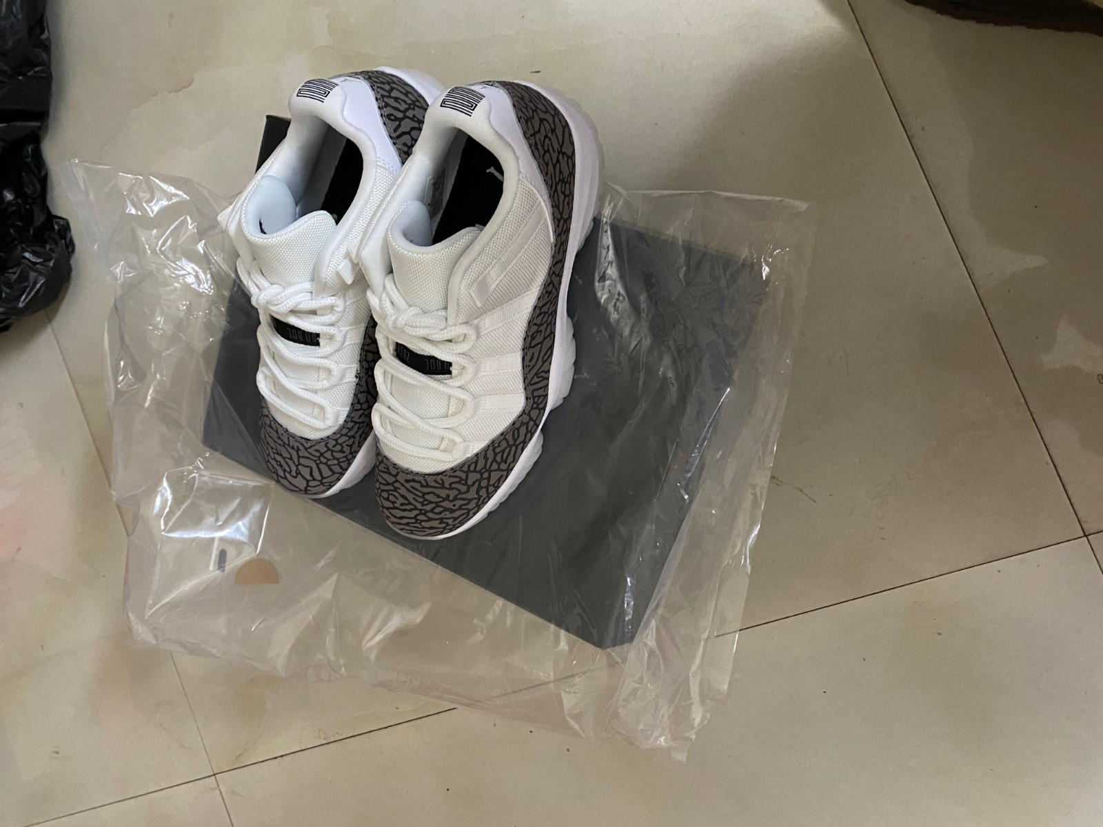 Air Jordan 11 Low Cement Grey AV2187-140